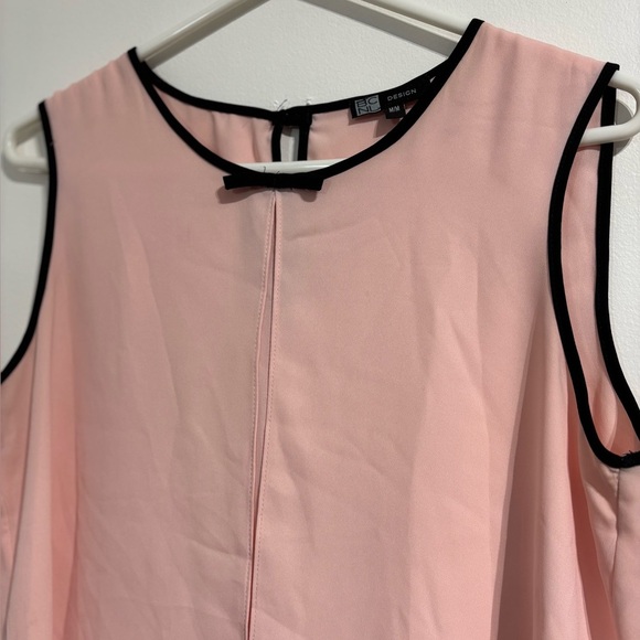 🎉4/30$🎉 Pink Sleeveless Boxy Tiered Blouse PTP 19 in🖤🩷 - Picture 2 of 5